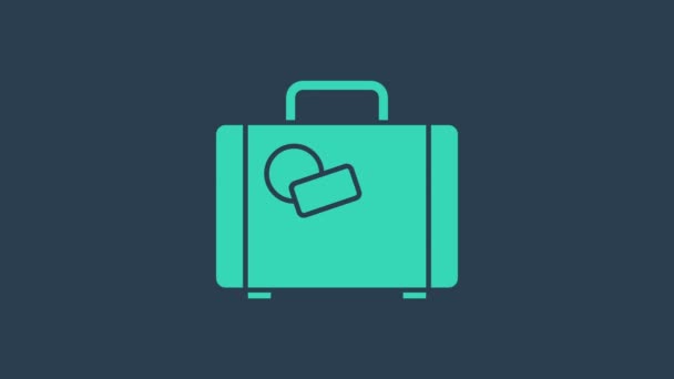 Turkoois Koffer voor reizen pictogram geïsoleerd op blauwe achtergrond. Reisbagagebord. Reisbagage icoon. 4K Video motion grafische animatie - Video