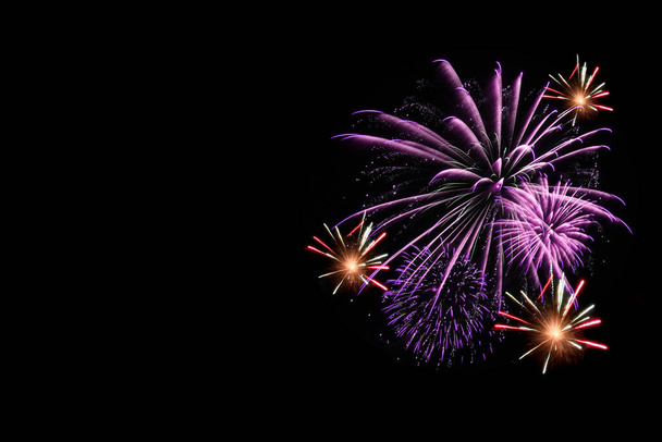 Feu d'artifice coloré sur fond noir, festival de feux d'artifice dans le concept de nouvelle année. - Photo, image
