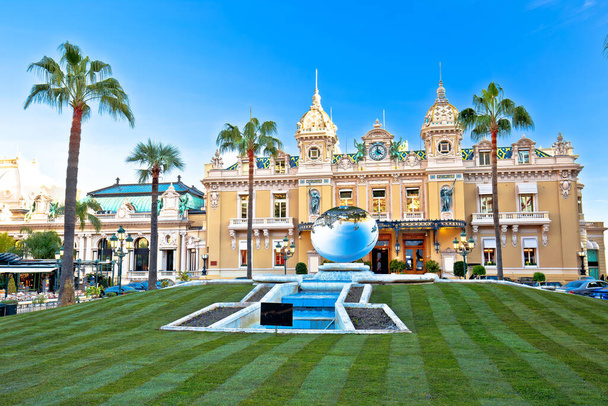 Monte Carlo, Mónaco, 20 de enero de 2020: Casino de Monte Carlo famoso monumento colorido vista de la fachada. Icónico complejo de juegos de azar y entretenimiento situado en el Principado de Mónaco. Los ciudadanos de Mónaco tienen prohibido entrar en las salas de juegos de la casuística - Foto, Imagen