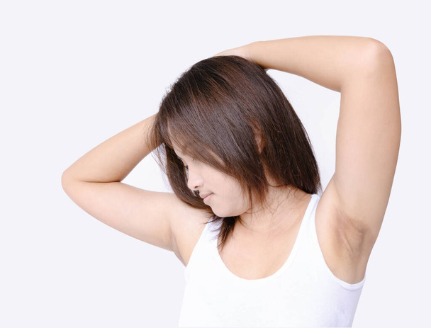 Vrouwen probleem zwarte oksel op witte achtergrond voor huidverzorging en schoonheid concept - Foto, afbeelding