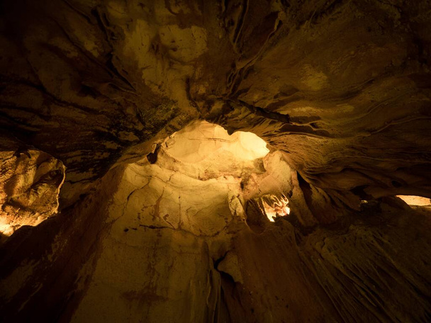Luces iluminadas iluminadas estalagmitas estalactitas piedra caliza espectáculo cueva Grutas da Moeda en Batalha Leiria Portugal - Foto, imagen