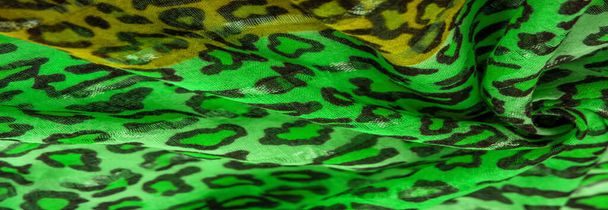 tissu de soie jaune vert avec imprimé léopard. La soie légère imprimé léopard est parfaite pour votre design, semble élégante et pas vulgaire ! Texture, fond, motif - Photo, image