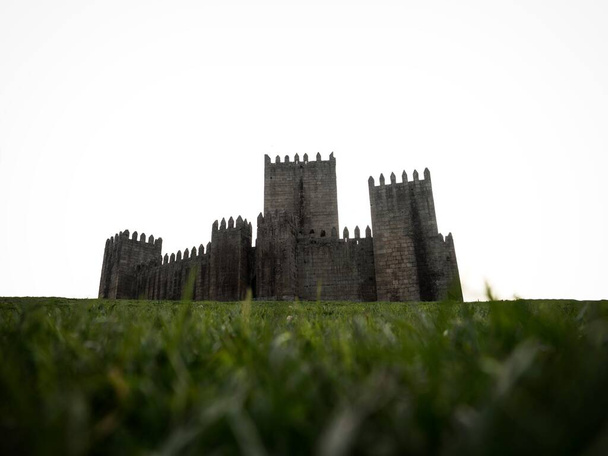 Mittelalterliche gotische Felsenburg Castelo de Guimaraes mit grünem Gras Norte Region Wiege Portugals - Foto, Bild