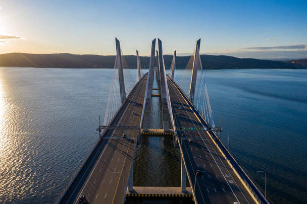 Il New Tappan Zee Bridge (Il Governatore M. Cuomo) che attraversa il fiume Hudson a New York. - Foto, immagini