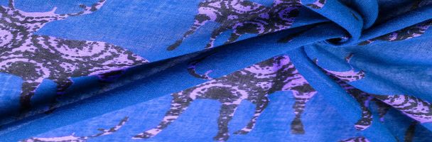 Blauer Baumwollstoff mit Hirsch-Silhouette-Print, Modernes Dekor, Textilkunst, Design, moderne futuristische Malerei. Textur, Hintergrund, Muster, - Foto, Bild