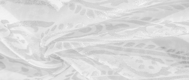 Jedwabny materiał, śnieżnobiały materiał. Odcienie delikatnych, wykwintnych kwiatów na białym tle, zdjęcie nadruku Paisley. Tekstura, wzór, kolekcja - Zdjęcie, obraz