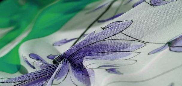 tissu en soie, bleu et blanc avec des nuances de vert, lisse élégant tissu transparent, divisé sur un fond blanc. texture de fond, motif - Photo, image