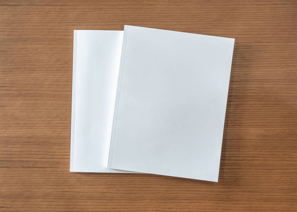 Livro mockup com branco capa da frente página a4 paperback mock up para catálogo, revista, menu, livreto, notebook, modelo de design de portfólio no fundo da mesa de madeira  - Foto, Imagem