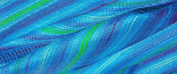 Blauw-turkoois gestreepte blauw-groene lijnen, zeer licht elastische trui, licht glanzend. textuur achtergrond, patroon ansichtkaart - Foto, afbeelding