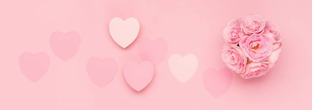 Tarjeta de felicitación festiva para San Valentín, Cumpleaños, Día de la Mujer o la Madre. Flores rosas y corazones de papel rosa sobre fondo rosa. Concepto de San Valentín. Plano, vista superior, espacio para copiar. - Foto, imagen
