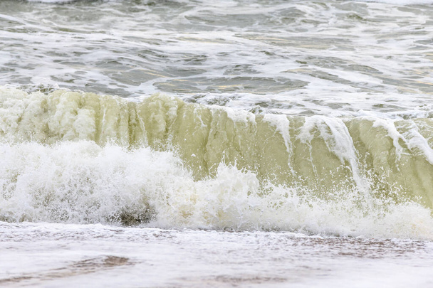 Fale rozbijające się na plaży na brzegu Oceanu Atlantyckiego w pobliżu Sables d 'olonne we Francji. - Zdjęcie, obraz
