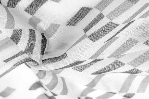 Tecido de seda branca com formas de losango geométricas pretas. escuro. Contexto. Modelo. - Foto, Imagem