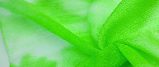selyem szövet, zöld-kék-sárga és fehér virágok, kiváló minőségű poros zöld tüll. Textúra minta, kollekció - Fotó, kép