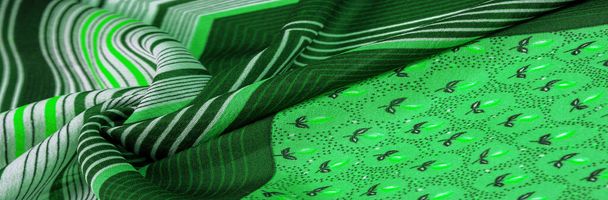 Текстурний візерунок, колекція, шовкова тканина, зелений фон з смугастим візерунком білих і салатних ліній, іспанська тема, мексиканські костюми пончо - Фото, зображення