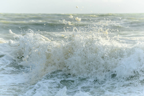 Hullámok törnek ki az Atlanti-óceán partján, a francia Sables d 'olonne közelében.. - Fotó, kép