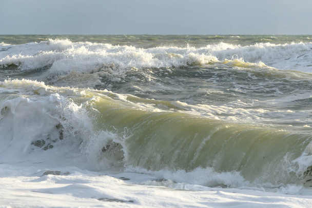 Olas rompiendo en la playa en el borde del Océano Atlántico cerca de Sables d 'olonne en Francia. - Foto, imagen