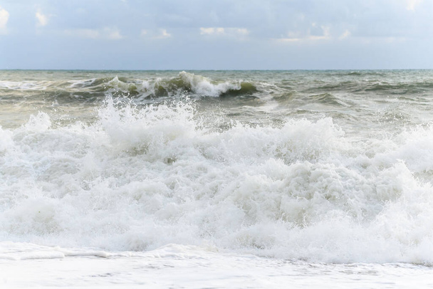 Κύματα που σκάνε στην παραλία στην άκρη του Ατλαντικού Ωκεανού κοντά στο Sables d 'olonne στη Γαλλία. - Φωτογραφία, εικόνα