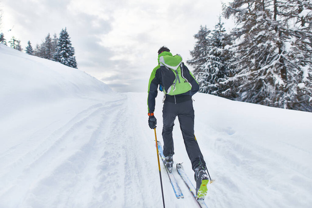 Un skieur de randonnée en solitaire - Photo, image