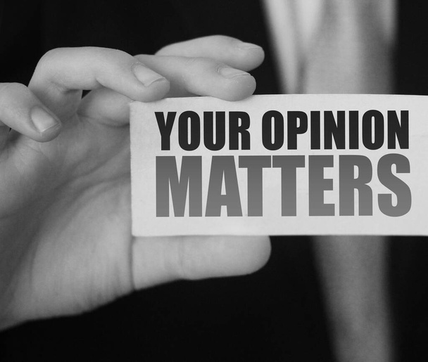 Бизнесмен показывает карточку с текстом Your Opinion Matters. Концепция построения бизнес-команды. - Фото, изображение