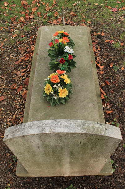 ταφόπλακα που καλύπτονται με λουλούδια - Φωτογραφία, εικόνα