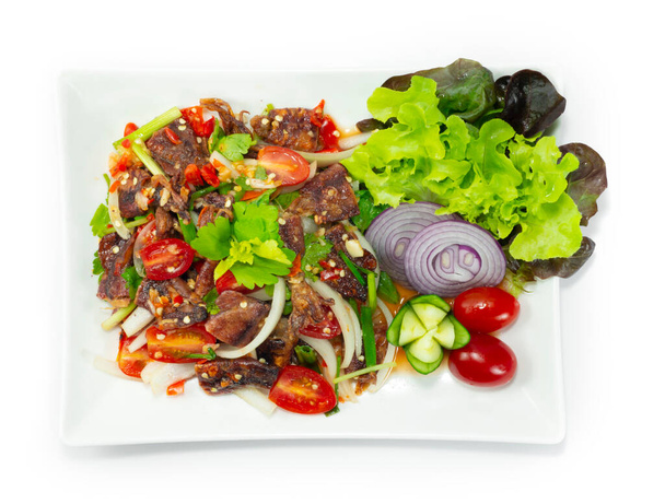Хрустящие кальмары пряный салат тайфуд стиль украсить резные овощи вид сверху - Фото, изображение