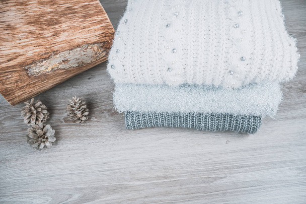 折り畳まれた綿ジャンパーはウールでセーター - 写真・画像