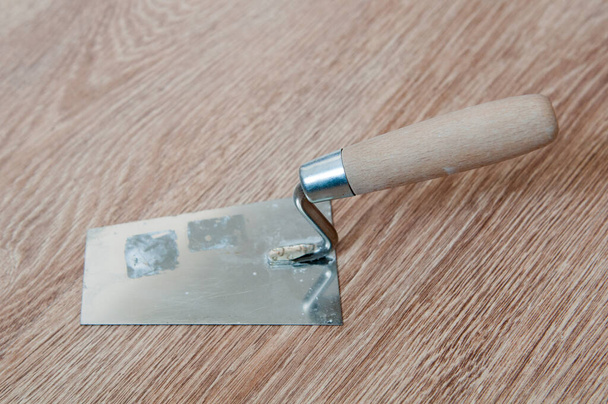 Couteau à mastic avec poignée en bois sur fond blanc isolé - Photo, image