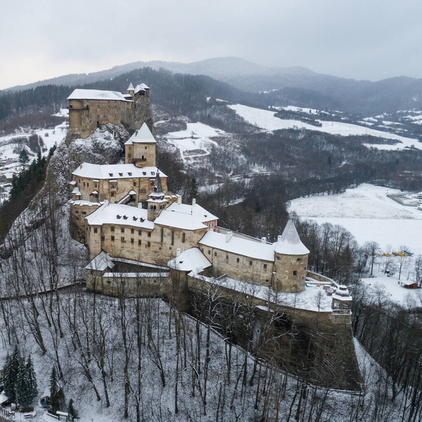 Veduta aerea del Castello di Orava in inverno, Oravsky Podzamok, Slovacchia - Foto, immagini
