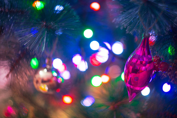 Lucido multi-colore albero di Natale giocattoli di sfondo - Foto, immagini