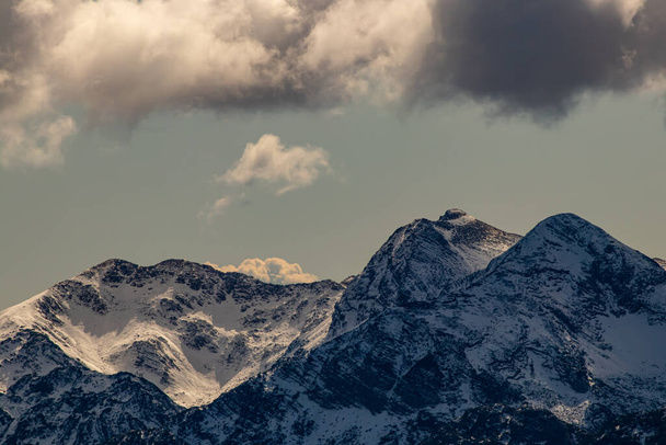 Bergtop bedekt met sneeuw - Foto, afbeelding