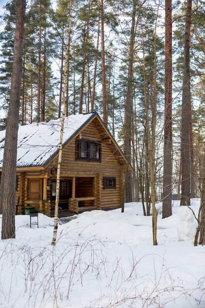 Wintermärchen. Finnisches Ferienhaus in einem schönen Schneewald. Holzhaus Ferienhaus im Winter Kiefernwald, das Dach ist mit Schnee bedeckt, Ferienhaus. Nördliche Natur - Foto, Bild