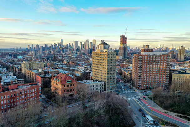 Widok z lotu ptaka na Manhattan i Brooklyn z Prospect Heights, Brooklyn. - Zdjęcie, obraz