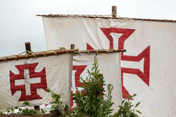 フンシャルで開催されたマデイラワイン祭りでは、船の帆にキリストの注文の十字架。ポルトガル - 写真・画像