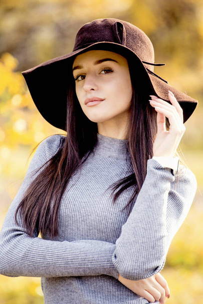 Portrait of beautiful woman in autumn park - Foto, afbeelding