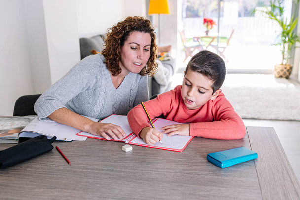 Mutter hilft Sohn bei Hausaufgaben - Foto, Bild