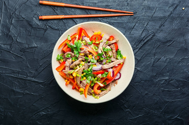 Frühlingsfleischsalat mit Rindfleisch, Paprika, Tomaten und Mais. Asiatischer Salat. - Foto, Bild
