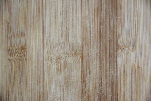 Lichte houten ondergrond, verticale richting, houten planktextuur - Foto, afbeelding