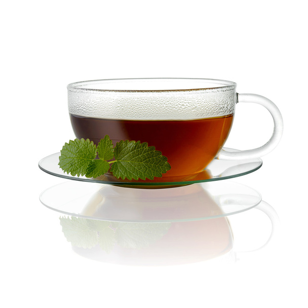 Mint thee glas dauw druppels Pepermunt drankje mokken geïsoleerde warme drank warm knipsel stoom - Foto, afbeelding
