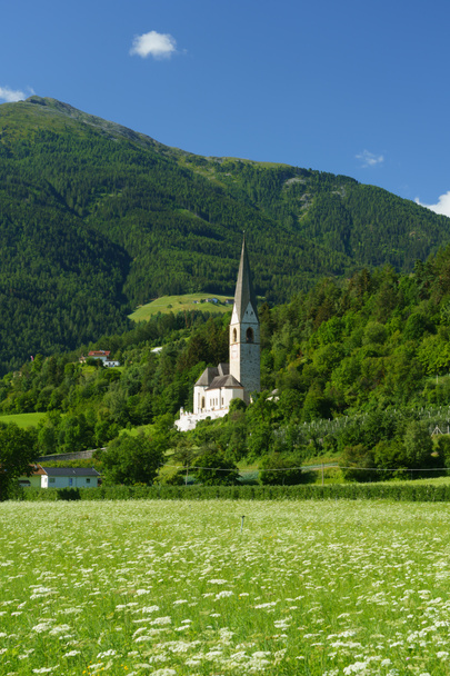 Paisagem montanhosa ao longo da estrada de Glorenza a Prato allo Stelvio, província de Bolzano, Trentino Alto Adige, Itália, no verão. Igreja - Foto, Imagem