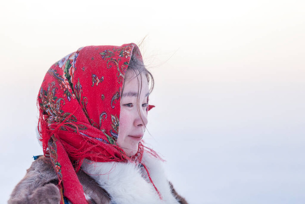 Νεαρή κοπέλα, με τα εθνικά χειμωνιάτικα ρούχα των βόρειων κατοίκων της τούνδρας, τον Αρκτικό Κύκλο, εθνικές Νενέτες - Φωτογραφία, εικόνα