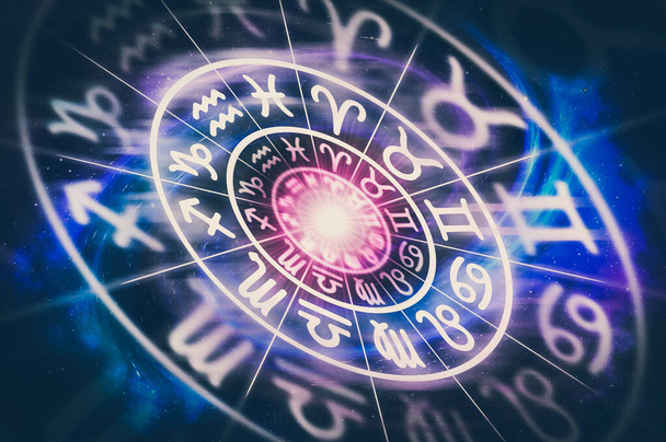 Segni zodiacali astrologici all'interno del cerchio dell'oroscopo sullo sfondo dell'universo - concetto di astrologia e oroscopi - stile retrò - Foto, immagini