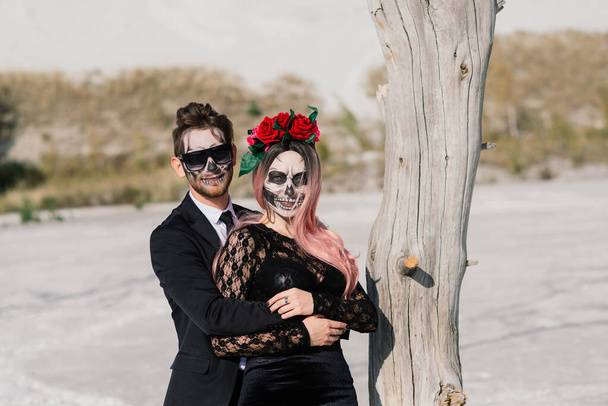 Um casal elegante com um esqueleto compensar o Dia das Bruxas ou o Dia das Almas - Foto, Imagem