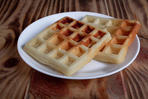 Tatlı Belçika Viyana Waffle 'ı. Kahvaltı için ahşap bir masada katkı maddesi olmadan.. - Fotoğraf, Görsel