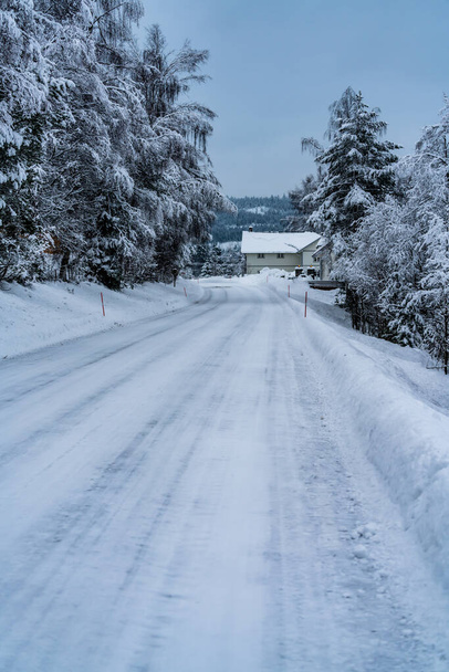 Die Straßen sind im Winter mit Eis und Schnee bedeckt. Das macht sie rutschig und gefährlich. Hochwertiges Foto - Foto, Bild
