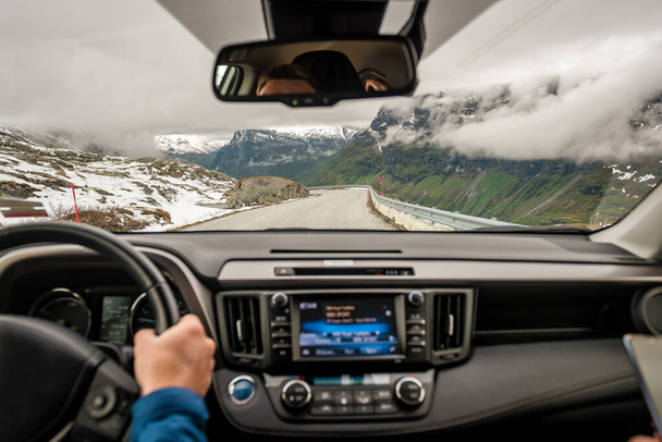Montañas nubladas, vista a través del parabrisas de un coche, difícil camino peligroso - Foto, imagen