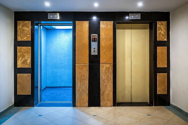 ascensor con puertas cerradas y abiertas - Foto, imagen