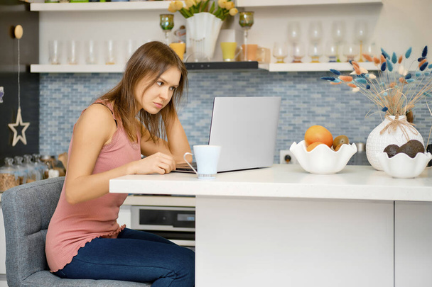 Young woman works remotely from home - Foto, Imagen
