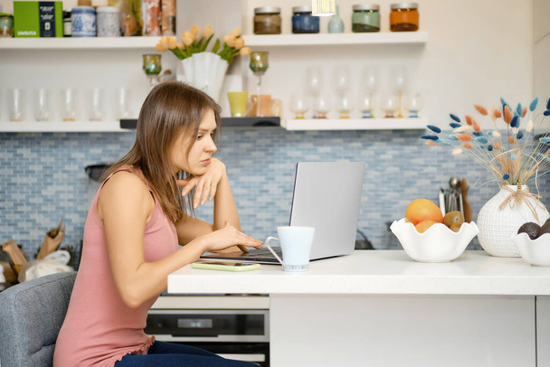 Young woman works remotely from home - Foto, Imagem