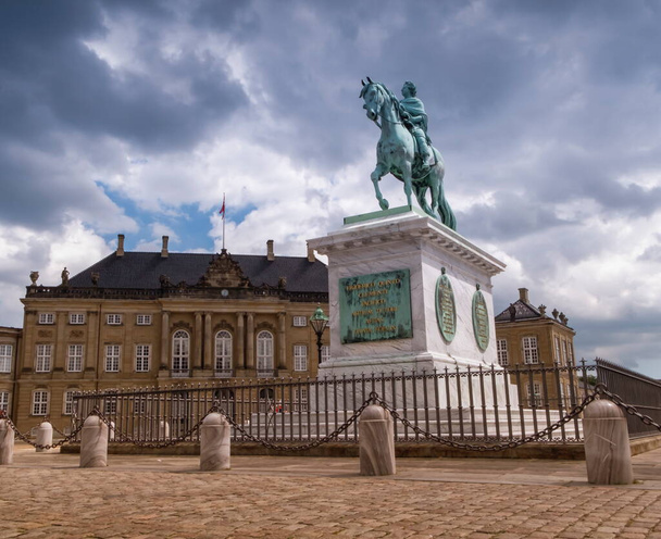 Estatua de Federico V por Jacques Francois Joseph Saly, Plaza del Palacio de Amalienborg en Copenhague, Dinamarca - Foto, imagen