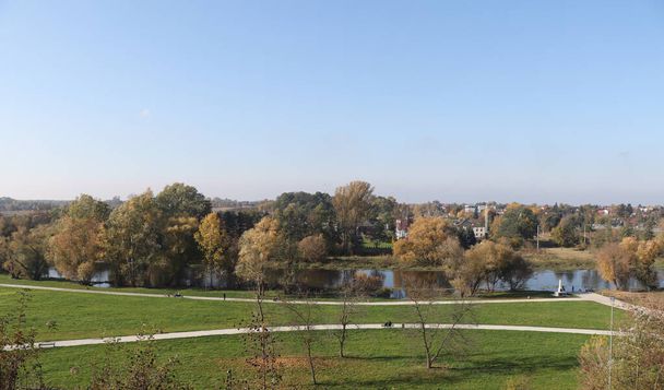 paisaje otoñal en el parque, otoño en la ciudad - Foto, Imagen